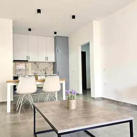 Apartman In - 003 - Happy