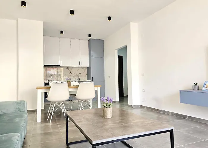 Apartman In - 003 - Happy