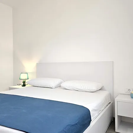 Appartamento In - 003 With Balcony - Happy